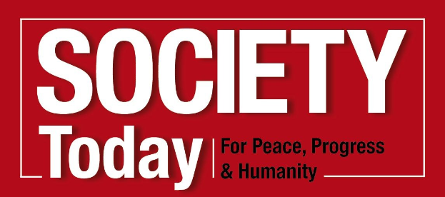 Ein Plakat mit fetter schwarzer Schrift, die "Gesellschaft heute für Frieden, Fortschritt & Humanität" lautet, auf einem weißen Hintergrund, eingerahmt von einem hellgelben Rand, begleitet von einer bunten Illustration einer Person mit ausgestreckten Armen.