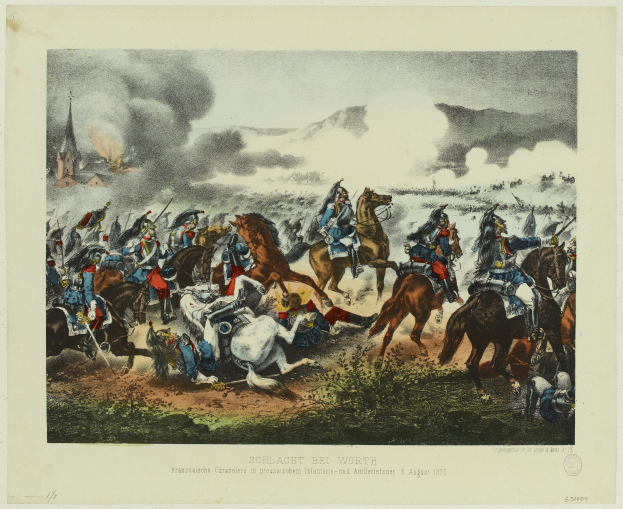 Ein Gemälde, das eine Schlachtenszene mit uniformierten Männern zu Pferd zeigt, die Schwerter und Schilde schwingen, über ein grasbewachsenes Feld galoppieren, mit Rauch im Hintergrund und einem Gebäude in der Ferne, mit der Inschrift "Schlacht Bei Worth" unten.