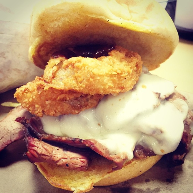 Eine Vielfalt an Broten und Sahne sind auf einem Tisch angerichtet.