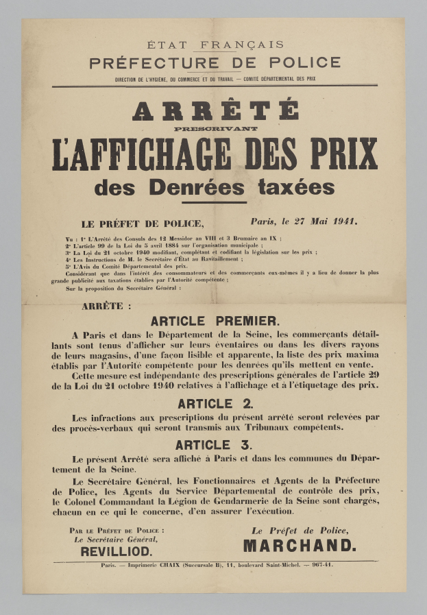 Ein Steckbrief zeigt einen ernst dreinblickenden Mann in einem schwarzen Anzug und weißer Krawatte mit fetter schwarzer Schrift auf einem weißen Hintergrund.