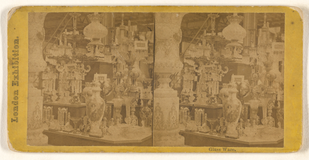 Alte Fotografie eines Raumes mit zahlreichen Vasen und Dekorationsgegenständen auf Tischen, mit Text auf der linken Seite.