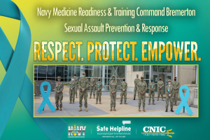 Plakat mit Navy-Angehörigen in Uniform vor einem Gebäude, das die "Navy Medicine Readiness & Training Command Bremerton: Sexual Assault Prevention & Response" bewirbt mit dem Slogan "Respekt, Schutz, Ermächtigung."