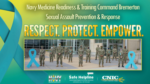 Plakat mit Navy-Angehörigen in Uniform vor einem Gebäude, das die "Navy Medicine Readiness & Training Command Bremerton: Sexual Assault Prevention & Response" bewirbt mit dem Slogan "Respekt, Schutz, Ermächtigung."