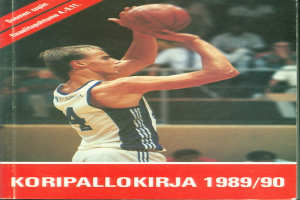 Ein Mann in einem Basketballtrikot wirft einen Basketball vor einer Zuschauermenge, mit dem Text "Koripallokirja 1989/90" unten.