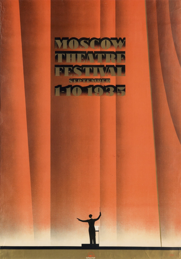 Plakat für das Moskauer Theaterfestival 1935 mit einer Person vor einem Vorhang mit Text zu Festivaldetails.