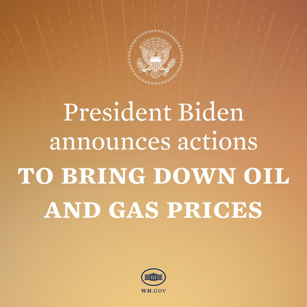 Präsident Biden an einem Rednerpult mit einem Plakat, auf dem Text und ein Logo zu sehen sind, bei der Ankündigung von Maßnahmen zur Reduzierung von Öl- und Gaspreisen.