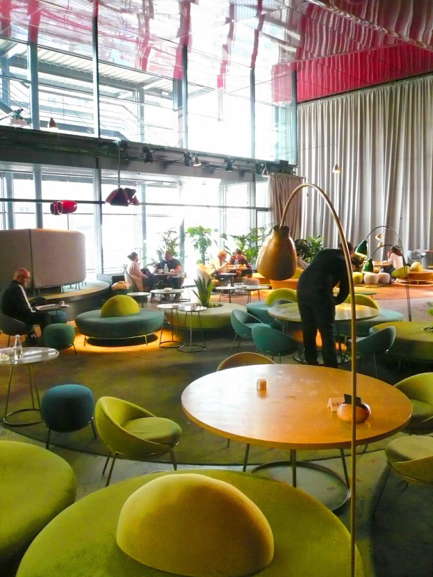 Anzeige für das Grand Hotel du Commerce in Paris mit Text über die Angebote auf altem Papier.