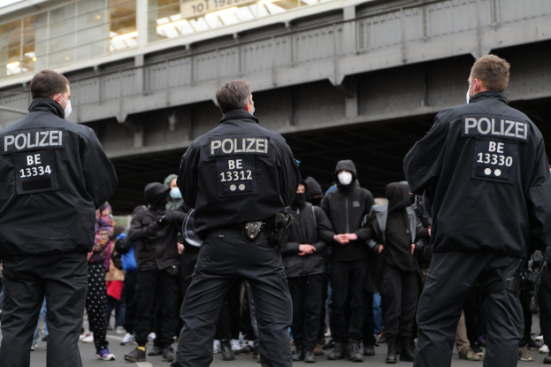 POL-D: City Centre - Safety in the Railway Station Area - Effective Consequences for Known Violent Offenders - Police Düsseldorf Issues First Area Ban