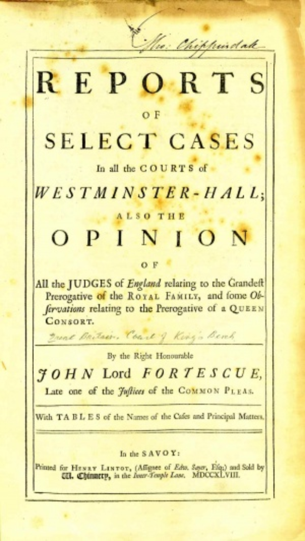 Ein altes Buch mit dem Titel "Berichte von ausgewählten Fällen in den Gerichten von Westminster-Hall sowie die Meinung von John Lord Fortescue" ist geöffnet und zeigt eine Seite mit schwarzem Text.