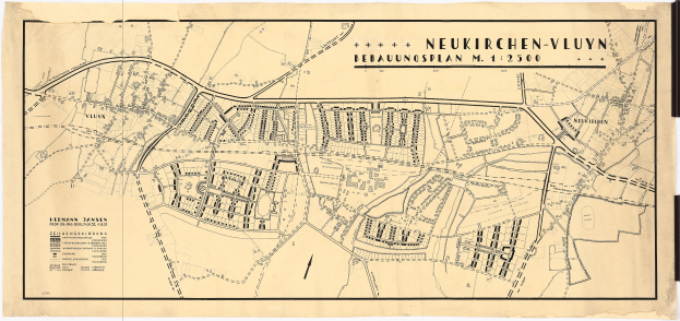 Ein detaillierter alter Stadtplan von Neukirchen-Vluyn, Deutschland, der Straßen, Gebäude und Sehenswürdigkeiten mit Textbeschriftungen zeigt.