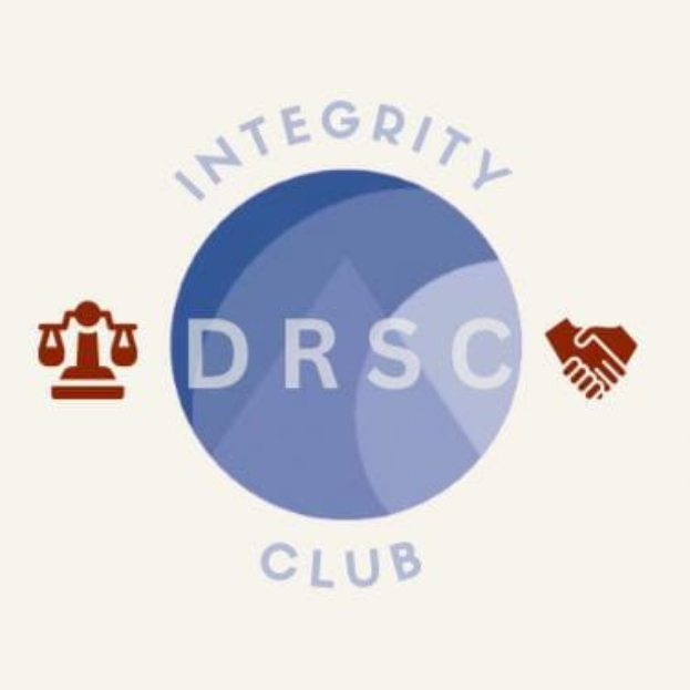 Logo des Integrity Club mit einem blauen Kreis und der Aufschrift "Integrity Club" in weißer Schrift, einer Waage auf der linken Seite und zwei geschüttelten Händen auf der rechten Seite.