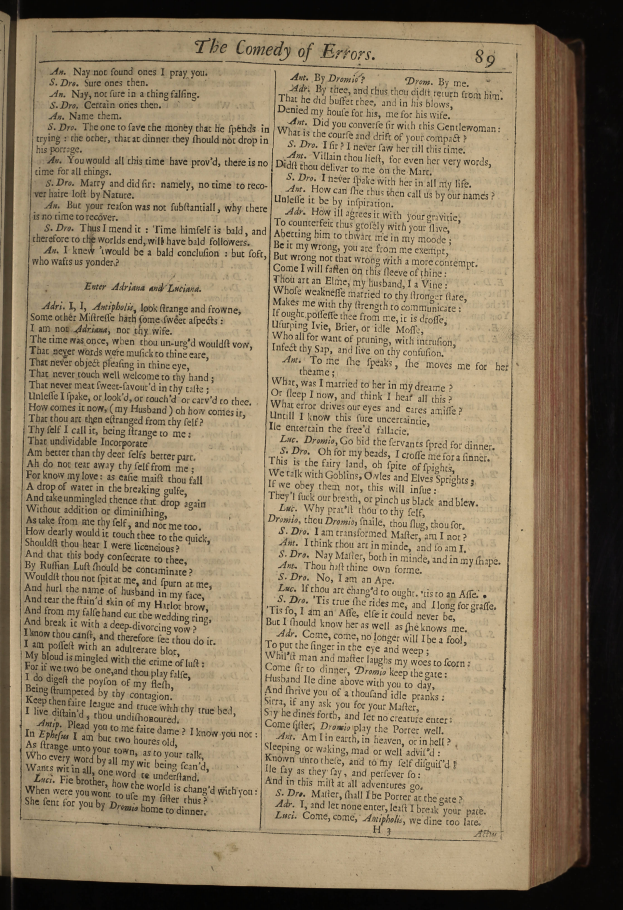 Ein aufgeschlagenes Buch mit schwarzem Hintergrund und einer Textseite mit der Überschrift "Die Komödie der Irrungen" in fetter, weißer Schrift, wobei jedes Wort in einer anderen Schriftart und Farbe erscheint.