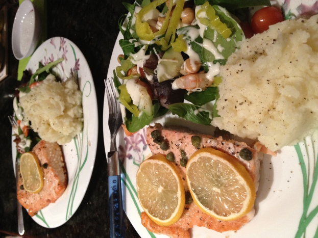 Ein Teller mit Essen auf einem Tisch mit Gabeln und anderen Gegenständen.