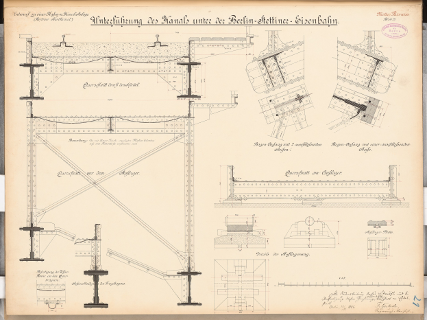 Ausführliches architektonisches Detailbild der Berlin-Sienbahnbrücke mit Strukturplänen und Anmerkungen auf einem Blatt Papier.