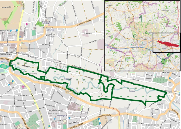 Karte einer in zwei Abschnitte geteilten Stadt mit einer grünen Linie, die die Route einer Fahrradtour und Start- und Endpunkte, Dauer und Sehenswürdigkeiten anzeigt.