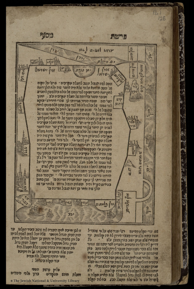 Offenes Buch mit hebräischer Schrift, das eine detaillierte Karte von Jerusalem mit markierten Sehenswürdigkeiten und Straßen zeigt, vor einem schwarzen Hintergrund.