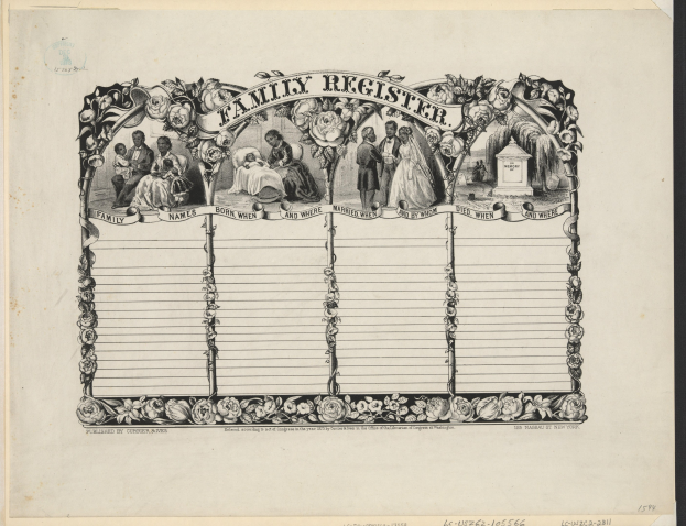 Schwarz-weißes Familienregister mit einem Gruppenfoto in der Mitte und handgeschriebenen Texten, die Familienmitgliederdetails bereitstellen.