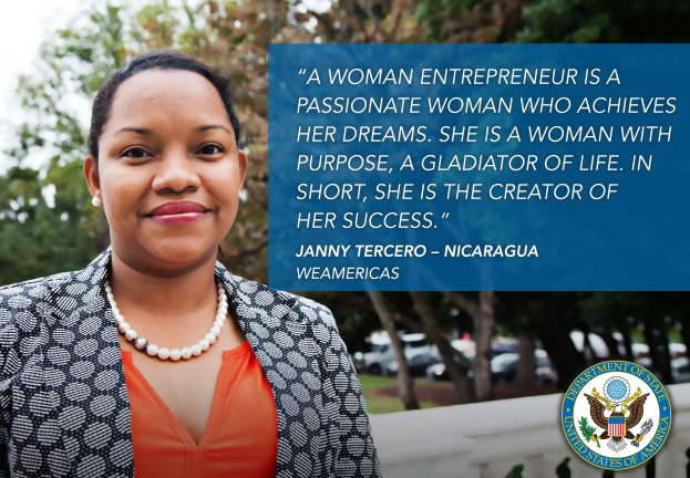 Eine Frau in einer schwarzen und wei├čen Jacke und einem orangefarbenen Kleid steht vor B├Ąumen, Fahrzeugen und dem Himmel, mit einem Logo und Text über Frauenunternehmertum auf der rechten Seite.