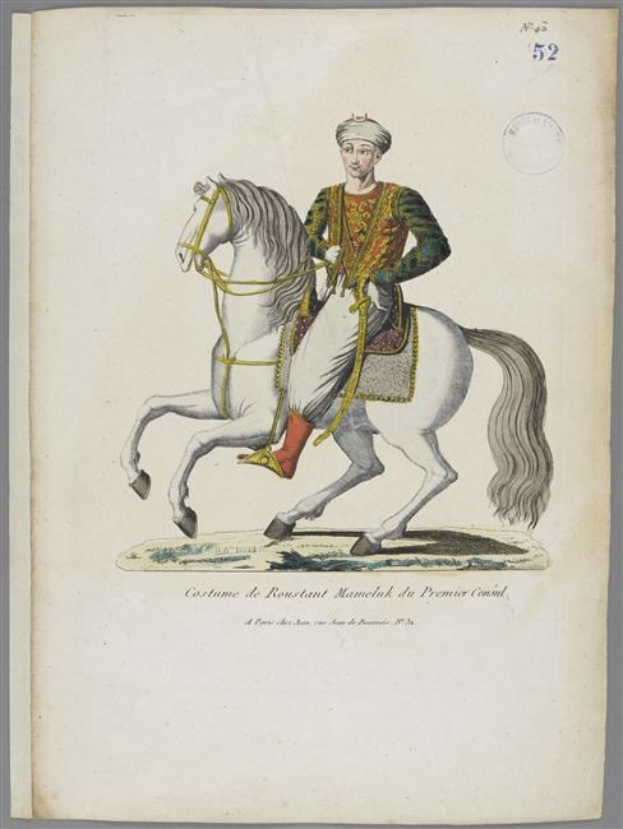 Ein Mann in einem farbenfrohen, detailreichen Kostüm der Premier-Courts reitet auf einem weißen Pferd mit Sattel und Zaumzeug, daneben liegt ein Papier mit einer Beschreibung des Kostüms.