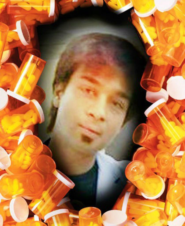 Ein Personenfoto mit verschiedenen Flaschen und ein paar Pillen daneben.