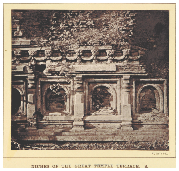 Altes Foto eines Gebäudes mit detaillierten Wandreliefs, mit Text unten lesbar "Nices of the Great Temple Terrace."