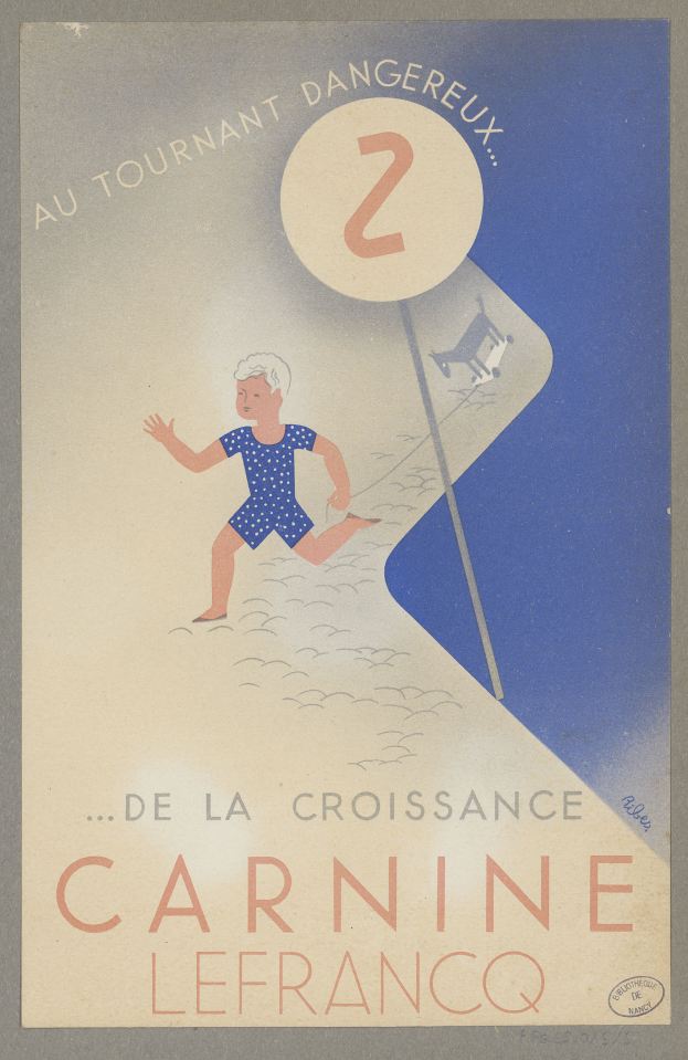 Eine Person in einem hellgelben Kleid lächelt breit in der Mitte eines Karnevalplakats, umgeben von schwarzem, fetten Text, der 'Karneval' lautet.