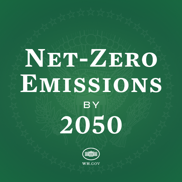 Ein gr├╝ner Hintergrund mit der fetten wei├čen Schrift "net-zero emissions by 2050" deutlich hervorgehoben.
