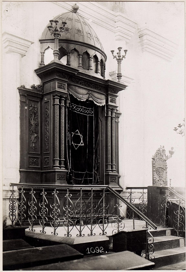 Altes Schwarz-Weiß-Foto einer jüdischen Synagoge in New York City mit Treppe, Geländern, Säulen, Tür und Wand.
