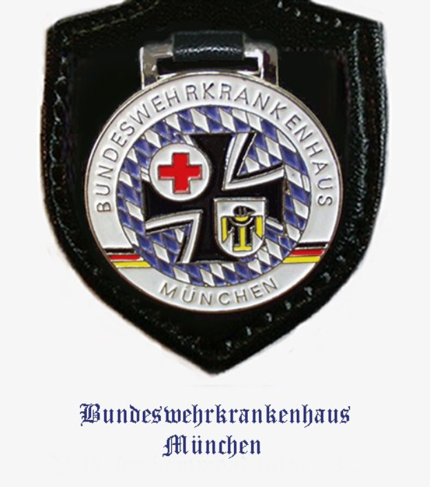 Schwarzes Lederabzeichen mit rotem Kreuz-Logo beschriftet mit "Bundeswehrkrankenhaus München".