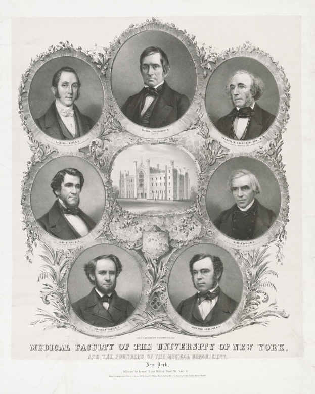 Schwarzes und weißes Foto von förmlich gekleideten Männern in Anzügen und Krawatten, die vor einem Gebäude stehen, mit Text unten lesend "Medizinische Fakultät der Universität New York und die Gründer des Medizinischen Departments."