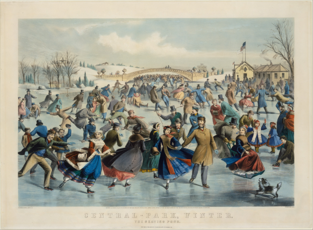 Eine Gruppe von Menschen, die auf einer Eisbahn in Central Park im Winter Schlittschuhlaufen, umgeben von Bäumen und Häusern, mit einer Brücke im Hintergrund, bewölktem Himmel und einer Flagge, mit Text am unteren Bildrand.