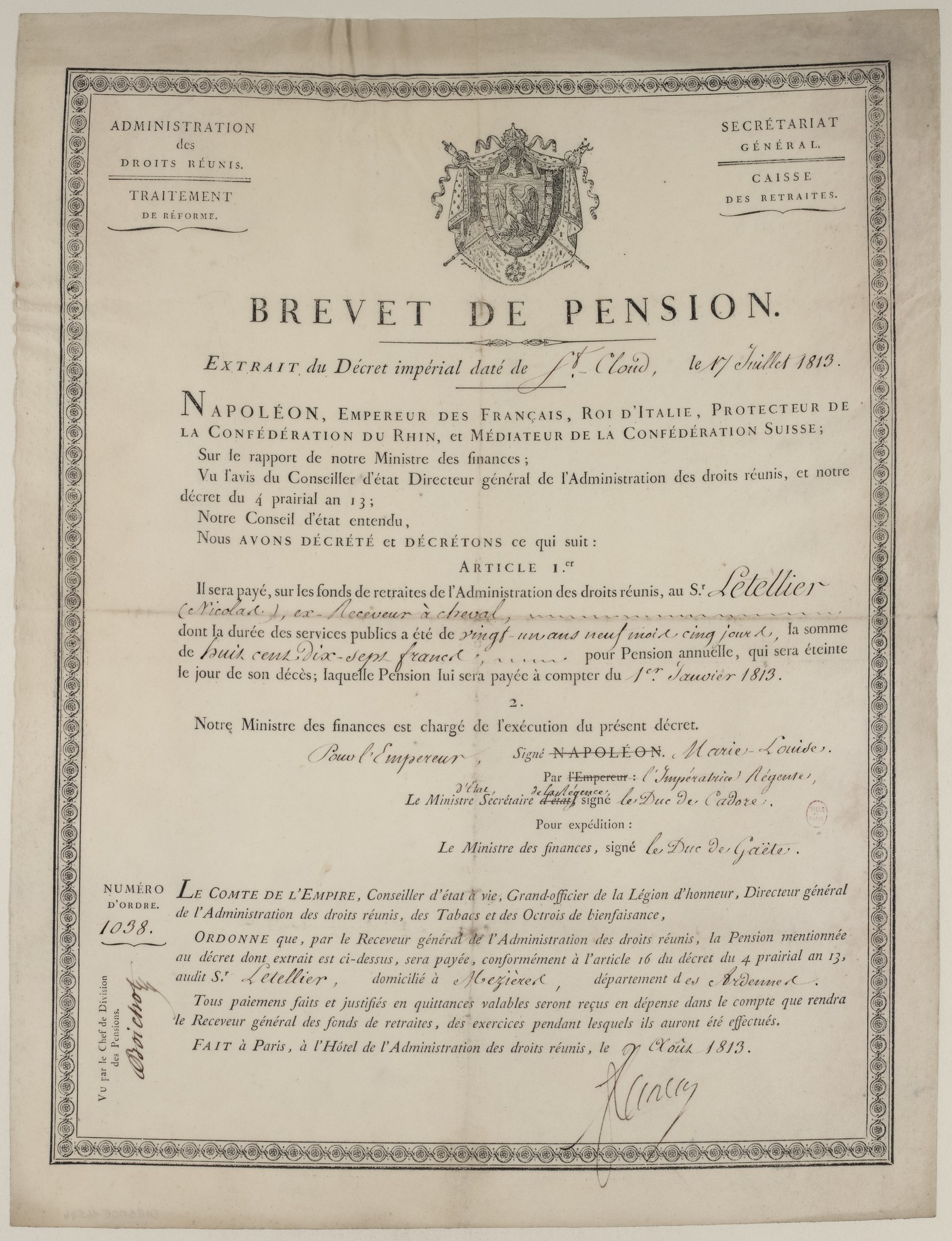 Schwarz-weißes Rentenzertifikat mit einem Mannsporträt, französischer Text "brevet de pension" und einem Logo.