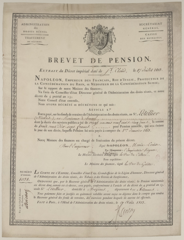 Schwarz-weißes Rentenzertifikat mit einem Mannsporträt, französischer Text "brevet de pension" und einem Logo.