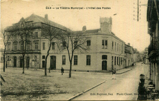 Ein altes Schwarz-Weiß-Foto einer Stadtstraße in Dax mit Gebäuden, Bäumen, Menschen und einer Straße, mit Text oben und unten 'Dax - Le Théâtre Municipal - L'Hôtel des Postes'.