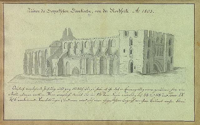 Ein detailliertes Skizze einer ruinierten Kirche in Deutschland, mit kunstvollen architektonischen Elementen wie Fenstern, Bögen und Säulen, in einer grünen Landschaft, begleitet von beschreibendem Text auf dem Papier.