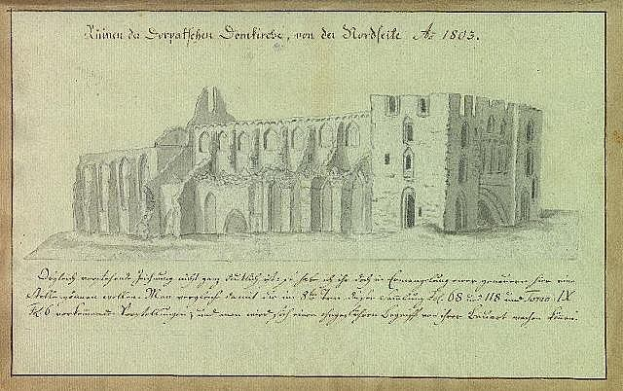Ein detailliertes Skizze einer ruinierten Kirche in Deutschland, mit kunstvollen architektonischen Elementen wie Fenstern, Bögen und Säulen, in einer grünen Landschaft, begleitet von beschreibendem Text auf dem Papier.