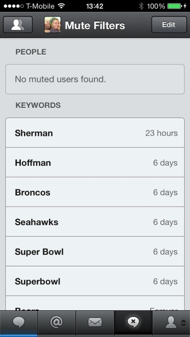 Ein Mobilbildschirm mit WiFi-Symbol und einem Akku von 100% oben und Logos unten.