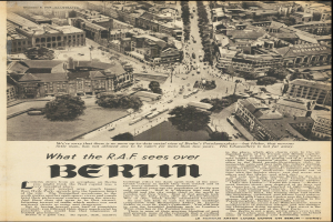 Schwarz-weißes Zeitungsfoto, das eine Stadtlandschaft mit Gebäuden, Bäumen und Fahrzeugen zeigt und von Text begleitet wird.