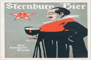 Ein Mann mit einem Glas Sternburg Bier in der Hand, im Hintergrund ein Plakat, das das deutsche Bier bewirbt.