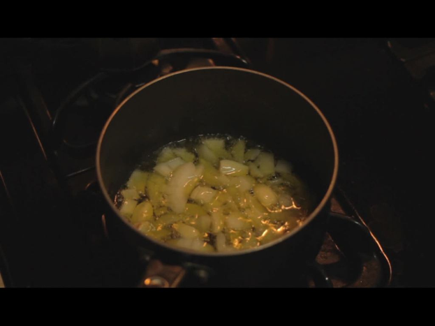 Ein Herd mit einem Gefäß darauf, das ein gekochtes Objekt enthält.