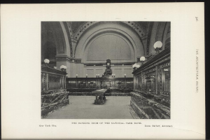 Ein Schwarz-Weiß-Foto der Bankfiliale des National Park Bank in New York City, das Tische, Lampen, eine Wanduhr und Text am unteren Rand zeigt.