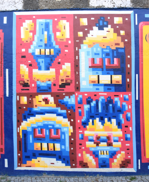 Ein leuchtender, farbenfroher Wandbild auf der Seite eines Gebäudes in Berlin, Deutschland.