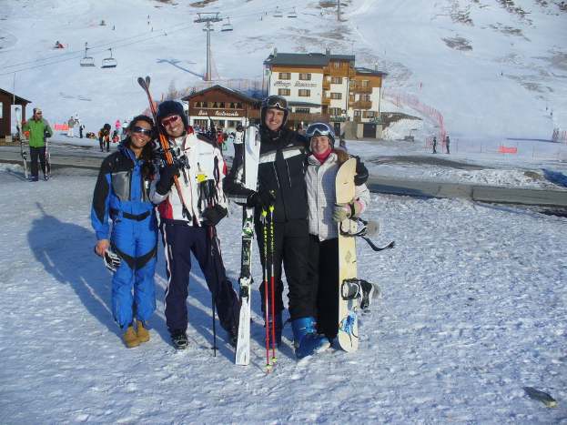 Vier Personen posieren mit Skaterpads und Werkzeugen vor einer Schnee- und Eiskappe