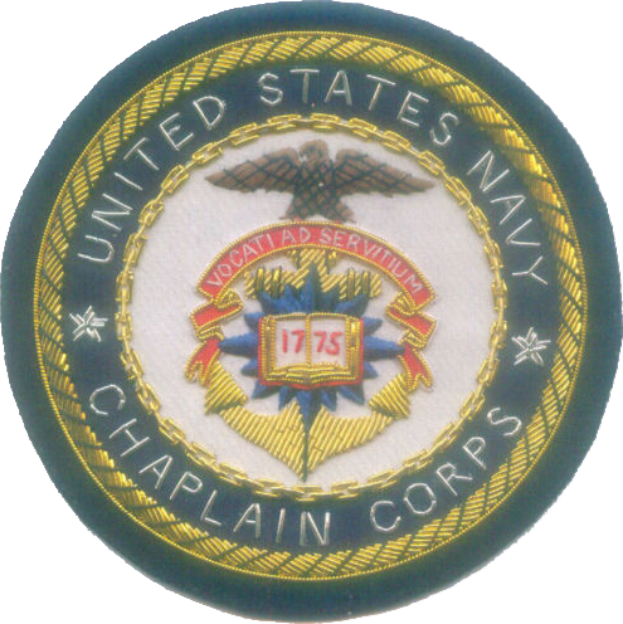 Ein rundes Patch mit einem blauen Hintergrund und einem weißen Rand, auf dem der Text "United States Navy Chaplain Corps" in Weiß Mitte steht.