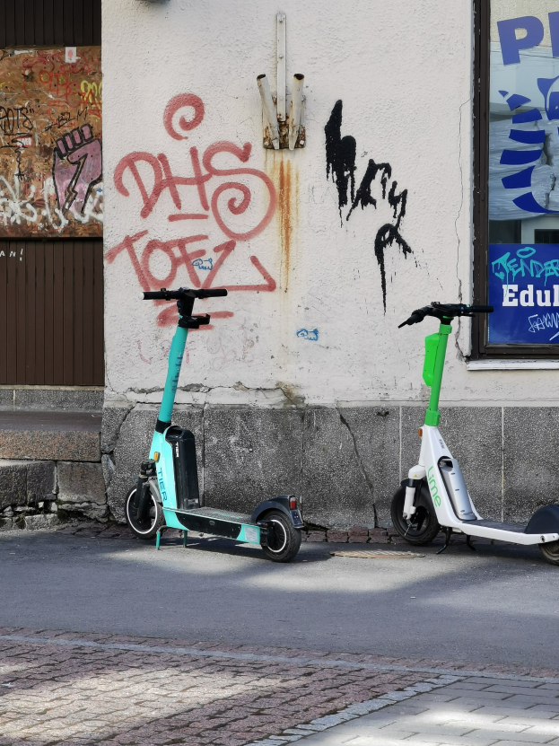 GER-D: Verkehrsunfall in Oberbilk - E-Scooter-Fahrer knallt gegen Wand - Zwei Verletzte - Verdacht auf DUI