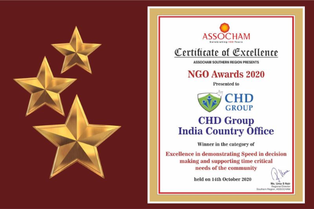 Auszeichnung für die Ngo Awards 2020 mit drei Sternen links, Text 'Chd Group India Country Office' rechts und einem Schild-Logo mit einem Stern und Lorbeerkranz.