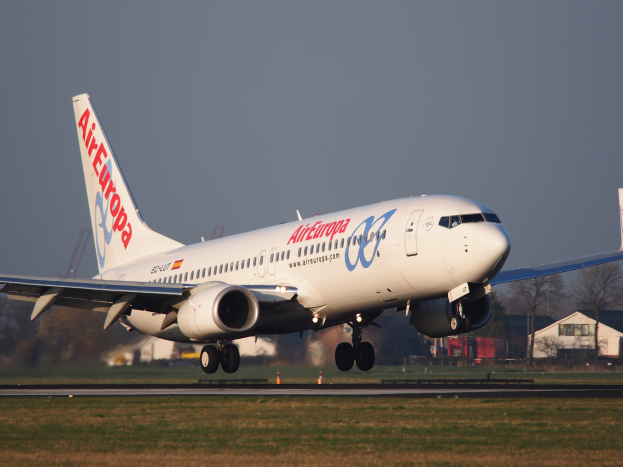 Ein Air-Europa-Airbus-A330-300-Flugzeug startet vom Frankfurter Flughafen, mit Gras darunter, Gebäuden und Bäumen im Hintergrund und einem klaren blauen Himmel darüber.