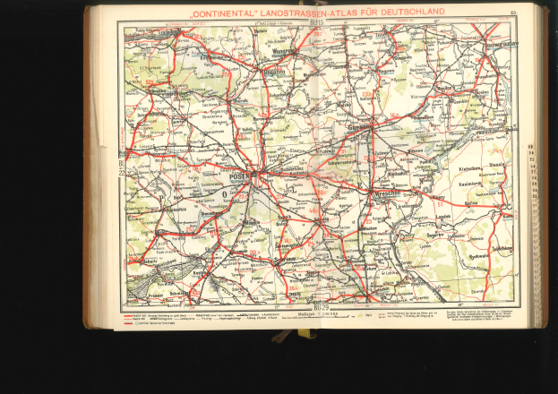 Offenes Buch mit einem detaillierten Straßen- und Autobahnplan von Deutschland vor schwarzem Hintergrund.