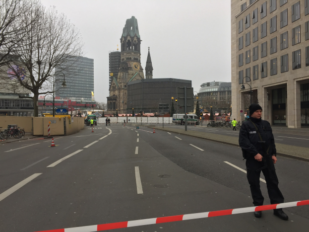 POL-D: Altstadt/Zentrum - Mann im Polizei-T-Shirt beleidigt Polizeibeamte - Mehrere Anklagepunkte