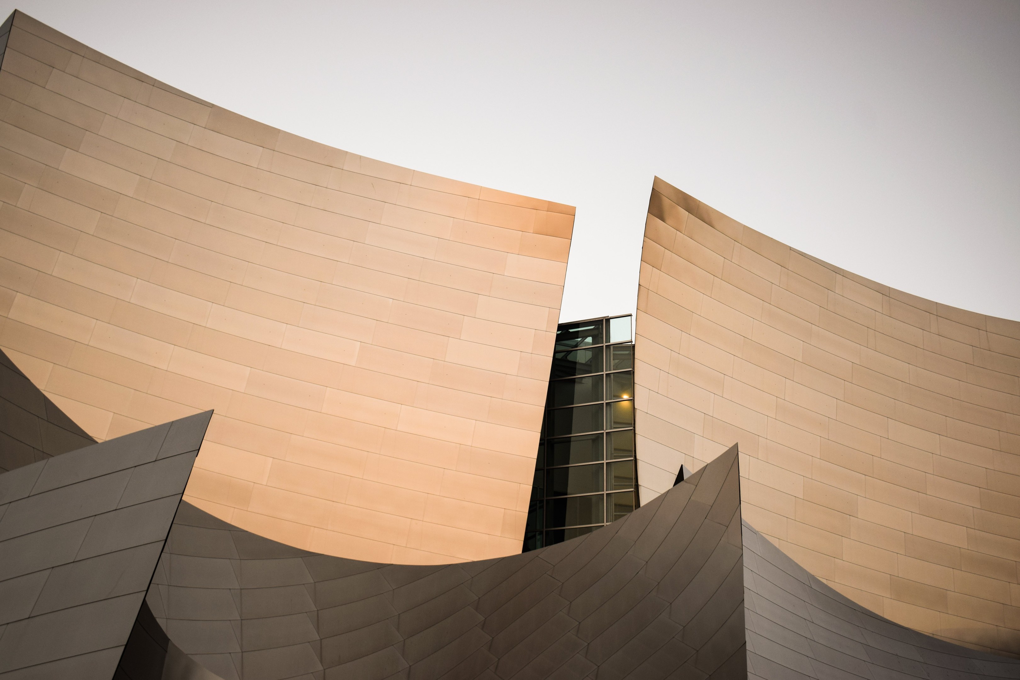 Außensicht des ARTIST Concert Hall in Los Angeles, moderner Architektur mit Glasfenstern gegen einen klaren blauen Himmel.
